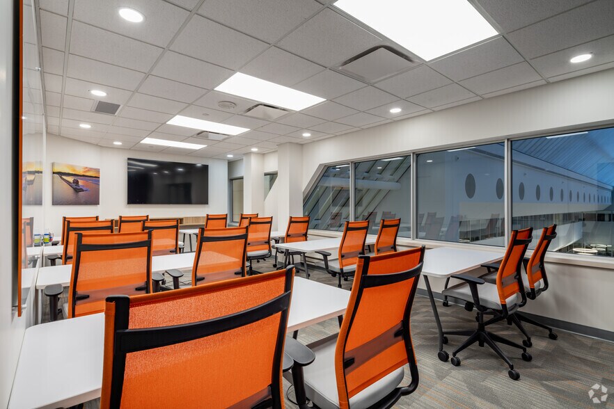 More Photos Of 801-803 W Big Beaver Rd, Troy Office For Lease