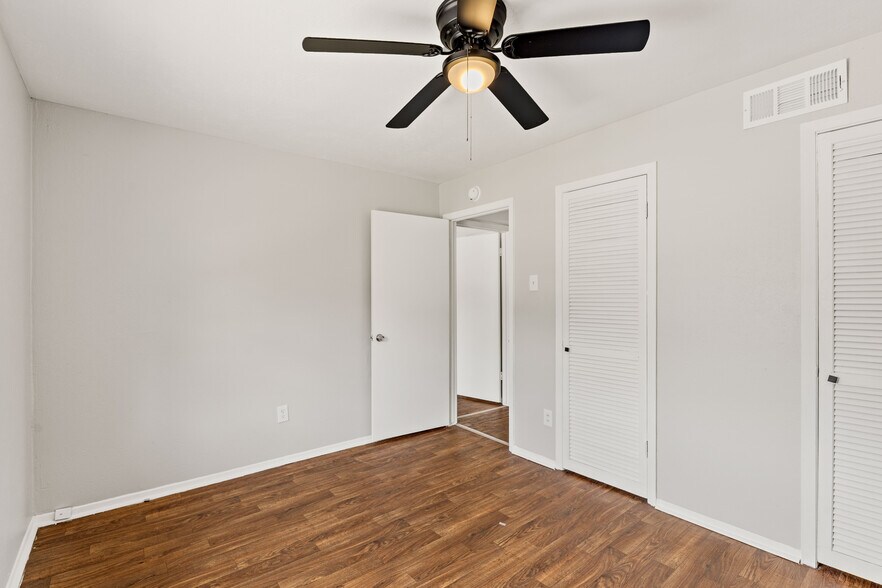 More Photos Of 1500 E Beverly Dr, Corsicana Apartments For Sale