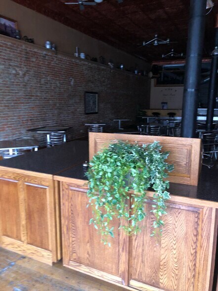 More Photos Of 104 N Market St, Gallatin General Retail For Sale