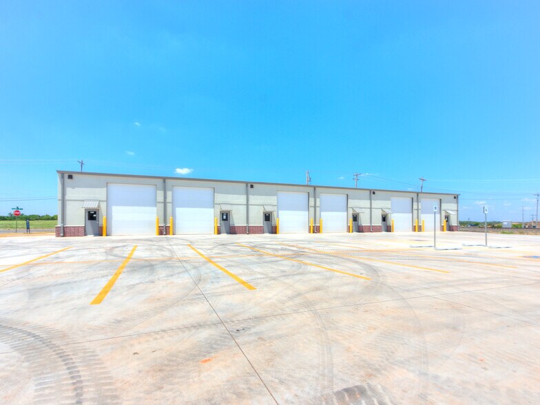 More Photos Of 1800 W Tecumseh Rd, Norman Warehouse For Lease