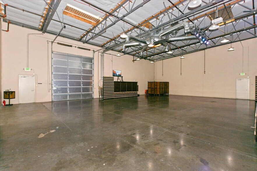 More Photos Of 7970 Cherry Ave, Fontana Showroom For Lease
