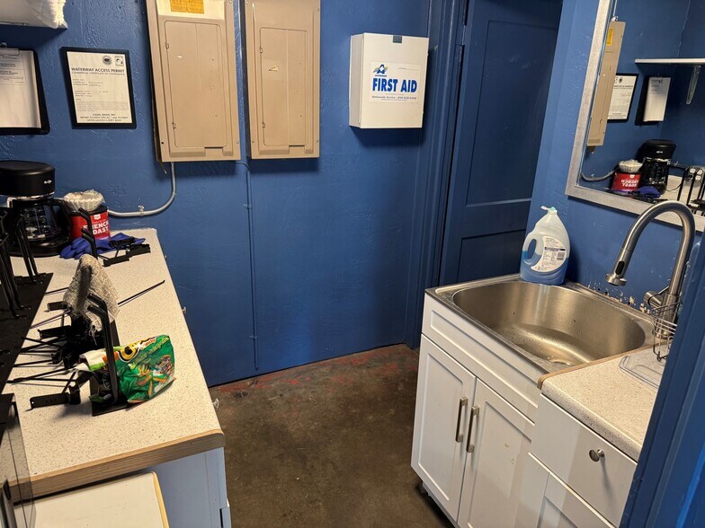 More Photos Of 112 Main St, Springfield Auto Repair For Lease