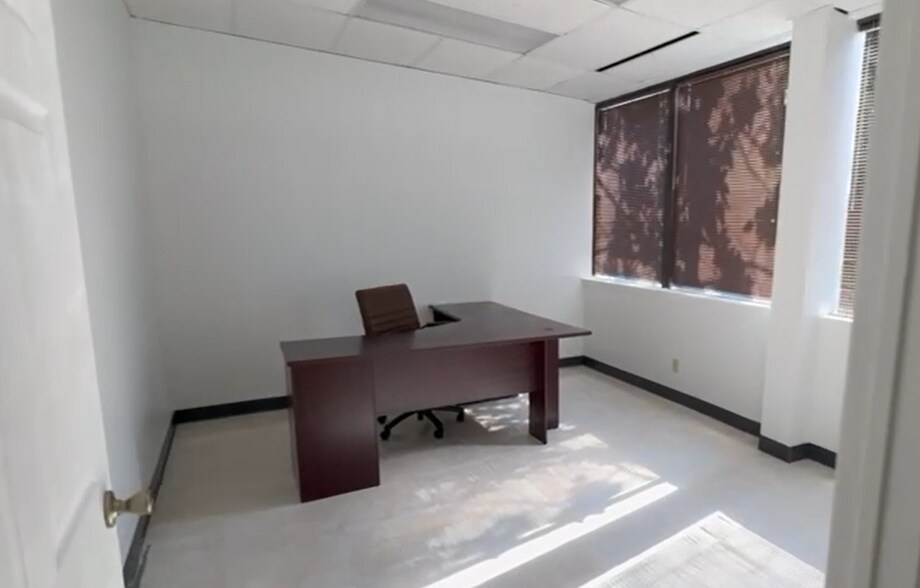 More Photos Of 11011 Jones Rd, Houston Office For Sale