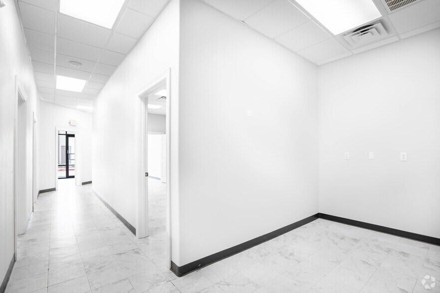 More Photos Of 7902-7904 Broadway St, Pearland Unknown For Lease