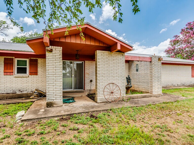 More Photos Of 12900 Lowden Ln, Manchaca Specialty For Lease