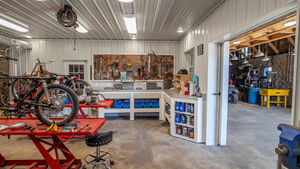 More Photos Of 105 E Couch St, Alton General Retail For Sale