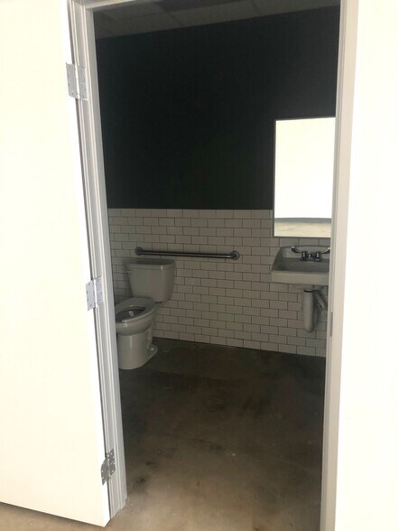 More Photos Of 2529 Weisenberger St, Fort Worth General Retail For Sale