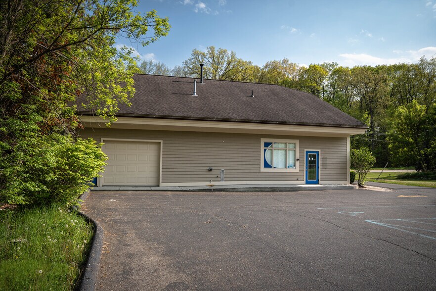 More Photos Of 3048 W Clarkston Rd, Lake Orion Office Residential For Lease