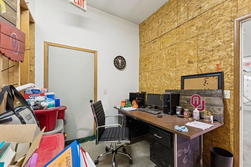 More Photos Of 630 W Elkhorn St, Arlington Freestanding For Sale