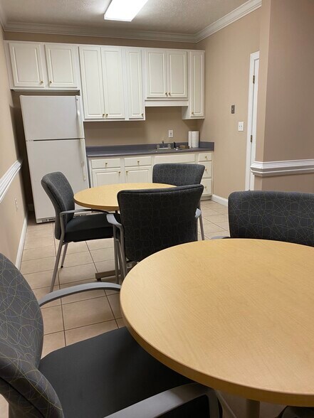 More Photos Of 2931 Breezewood Ave, Fayetteville Office For Lease