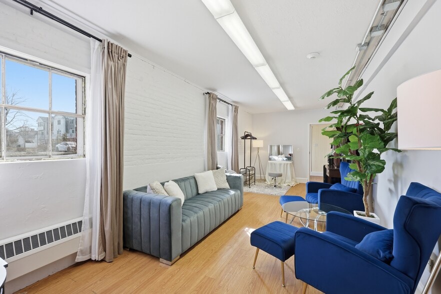 More Photos Of 43 Naubuc Ave, Glastonbury Flex For Sale