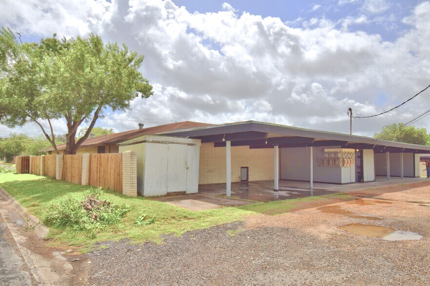 More Photos Of 402 S Tyler St, Beeville Apartments For Sale