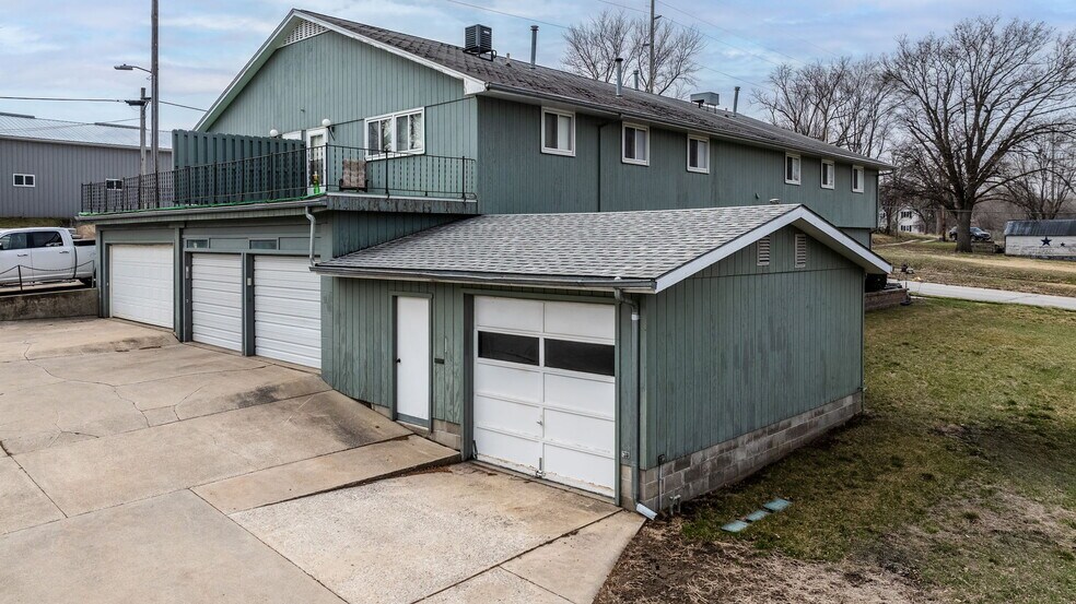 More Photos Of 812 6th St, Harlan Apartments For Sale