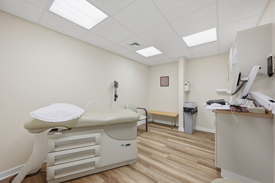 More Photos Of 35 Saybrook Rd, Essex Medical For Sale