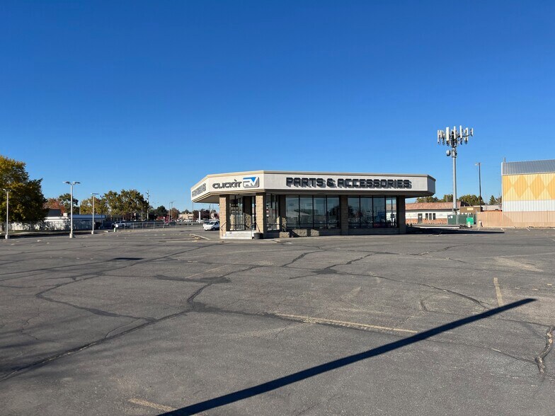 More Photos Of 3305 W Marie St, Pasco Auto Dealership For Sale