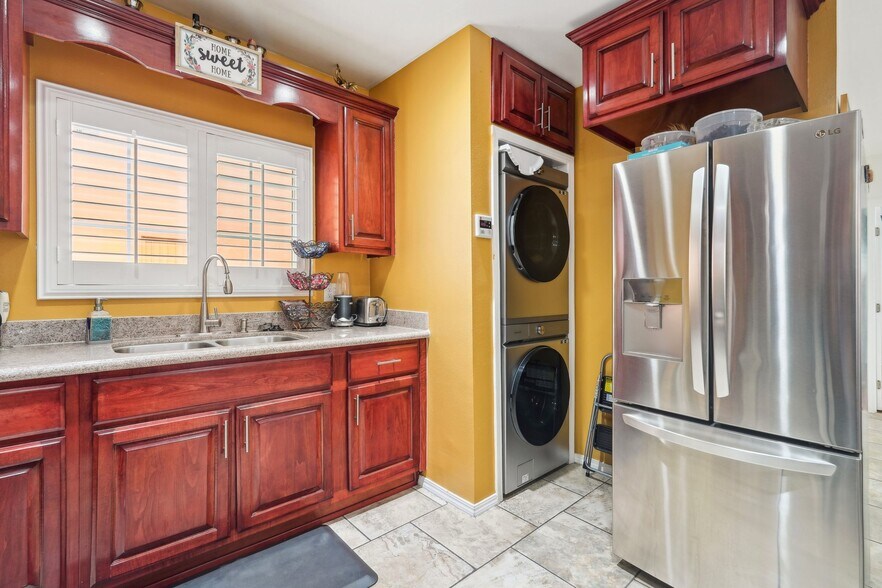 More Photos Of 10240 Atlantic Ave, South Gate Storefront For Sale