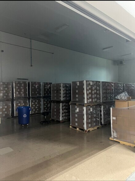 More Photos Of 253 Commerce Dr, Grayslake Warehouse For Sale