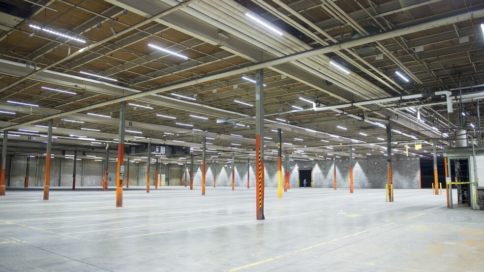 More Photos Of 927 N 19th Ave E, Newton Warehouse For Lease