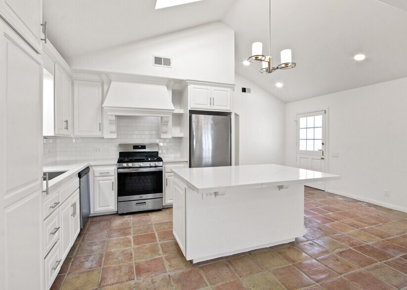 More Photos Of 174 Flower St, Costa Mesa Apartments For Sale