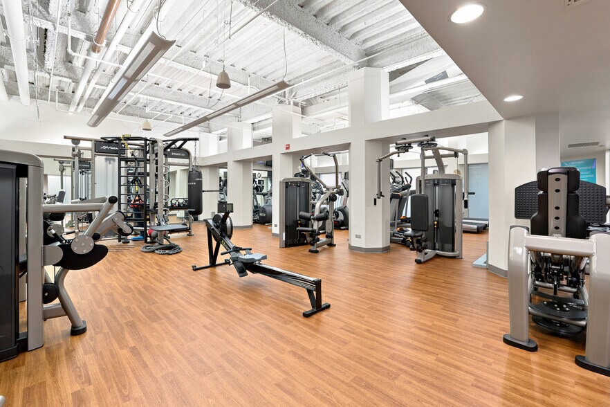 More Photos Of 1 Tower Ln, Oakbrook Terrace Office For Lease