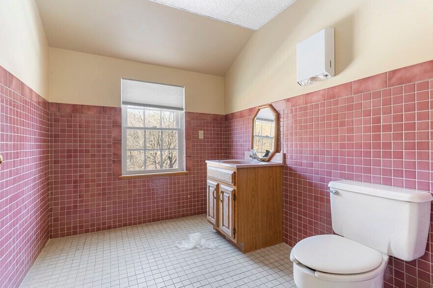 More Photos Of 128 Litchfield Rd, New Milford Medical For Sale