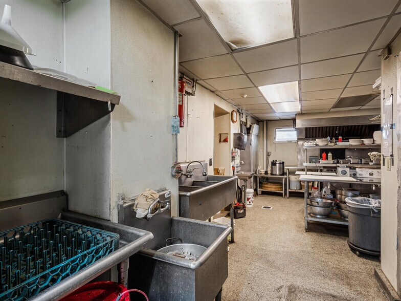 More Photos Of 1495 Farmington Ave, Pottstown General Retail For Sale