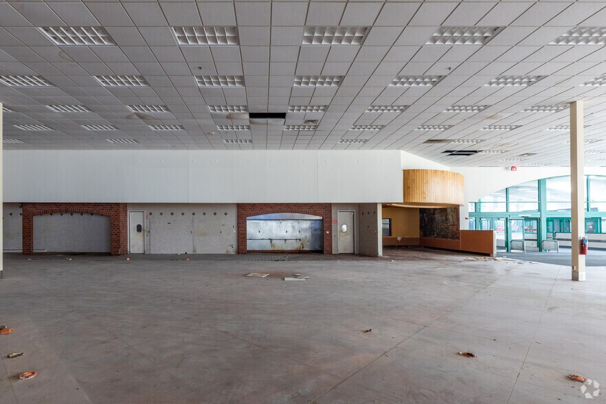 More Photos Of 7501-7649 W Colonial Dr, Orlando Unknown For Lease