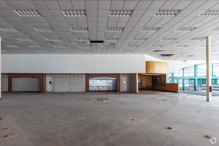 More Photos Of 7501-7649 W Colonial Dr, Orlando Unknown For Lease