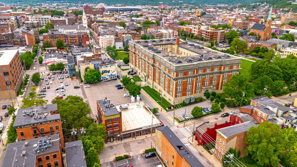 More Photos Of 331 E 13th St, Cincinnati Bar For Lease