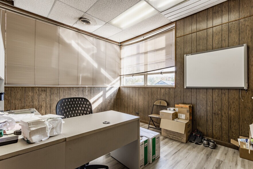 More Photos Of 1825 W 18th St, Anderson Warehouse For Sale