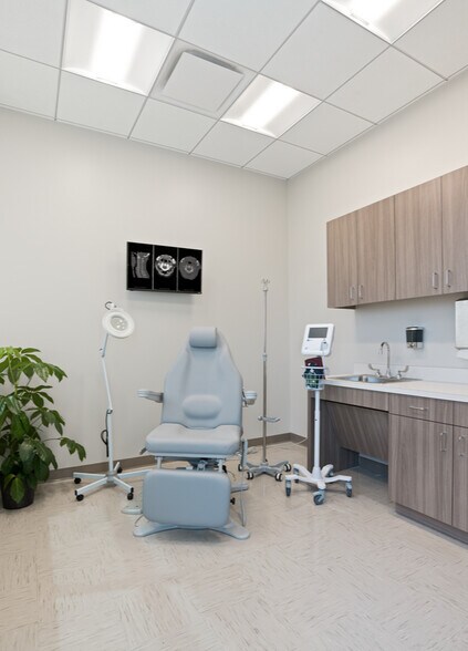 More Photos Of 7616 Branford Pl, Sugar Land Office For Sale