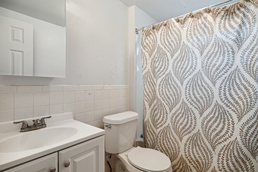 More Photos Of 909 E Jolly Rd, Lansing Multifamily For Sale