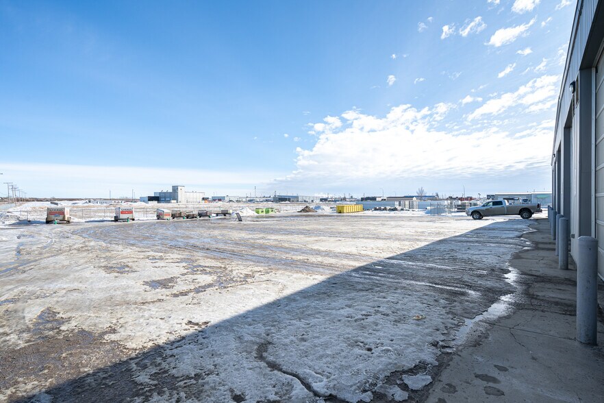 More Photos Of 4807 40 Av, Lloydminster Warehouse For Lease