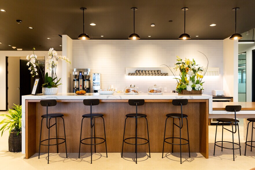 More Photos Of 1925 Century Park E, Los Angeles Office For Lease