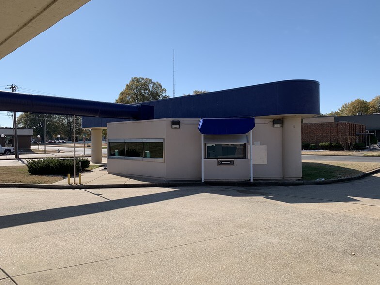 More Photos Of 325 Washington St, Paducah Bank For Lease