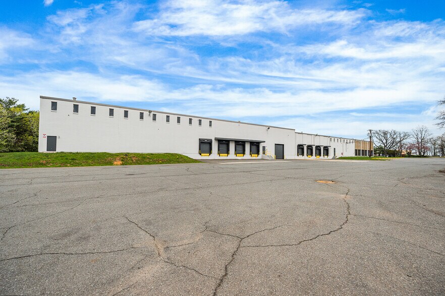 More Photos Of 9 Taylor Rd, Edison Warehouse For Lease