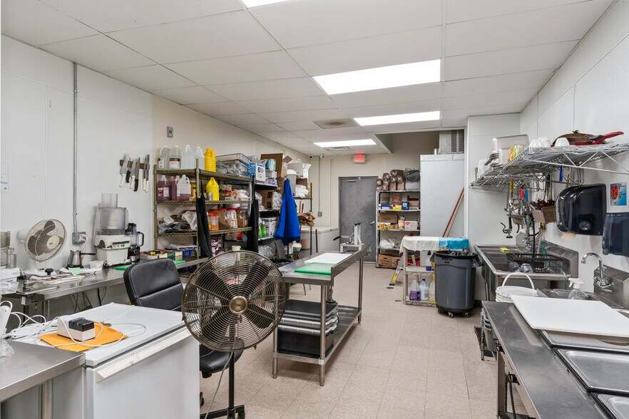 More Photos Of 322-323 W Lee Hwy, Warrenton Freestanding For Lease