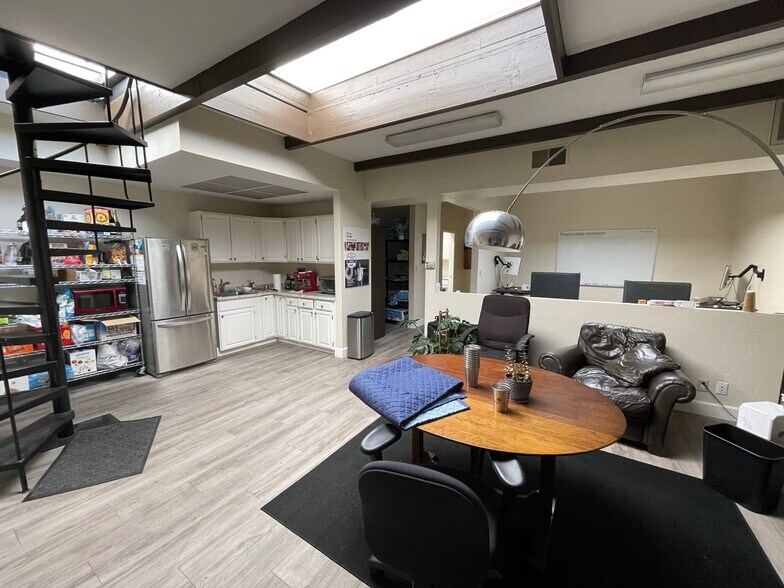 More Photos Of 500 Howland St, Redwood City Warehouse For Lease