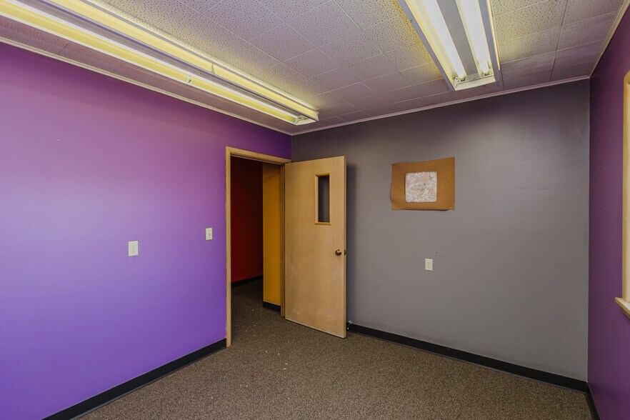 More Photos Of 722 N Main St, Newton Office For Sale