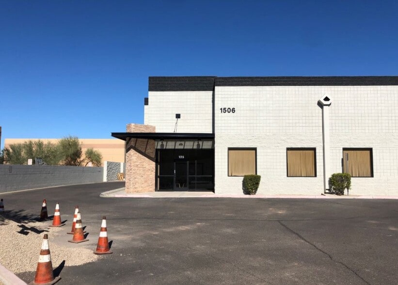 More Photos Of 1506 W Whispering Wind Dr, Phoenix Warehouse For Lease