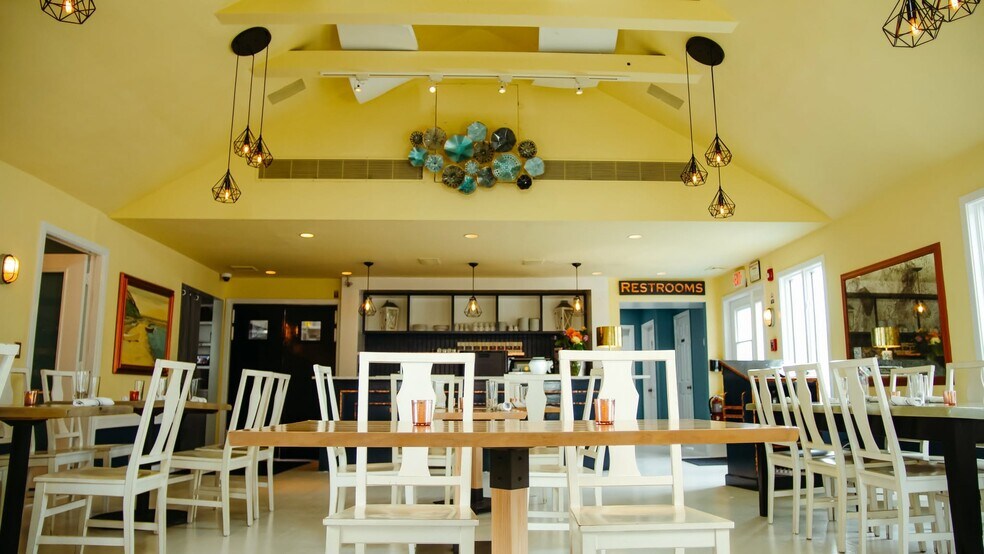 More Photos Of 17 S Edison St, Montauk Freestanding For Lease