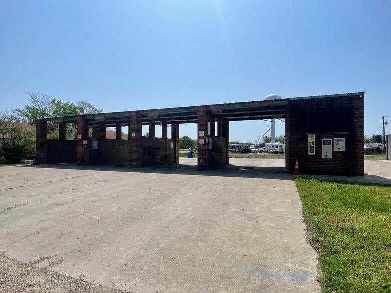 More Photos Of 931 E Dallas Ave, Cooper Self Storage For Sale