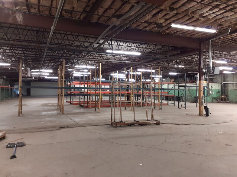 More Photos Of 20 Industrial Pl, Middletown Manufacturing For Lease