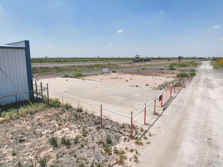 More Photos Of 850 W I-20, Penwell Warehouse For Lease