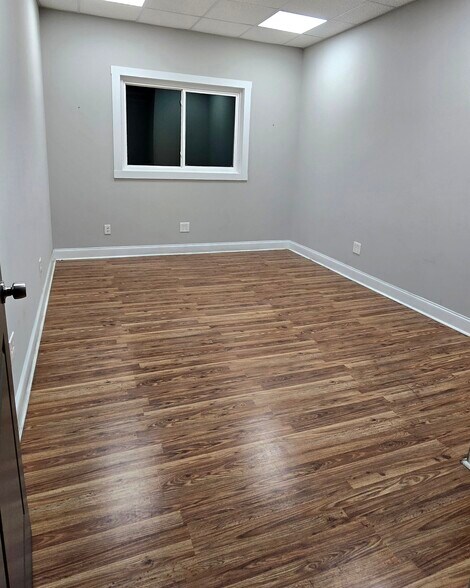 More Photos Of 913 Cobb Pky N, Marietta Warehouse For Lease
