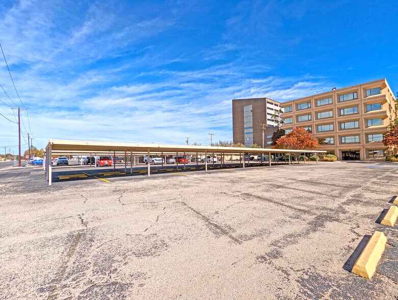 More Photos Of 601 N Marienfeld St, Midland Office For Lease