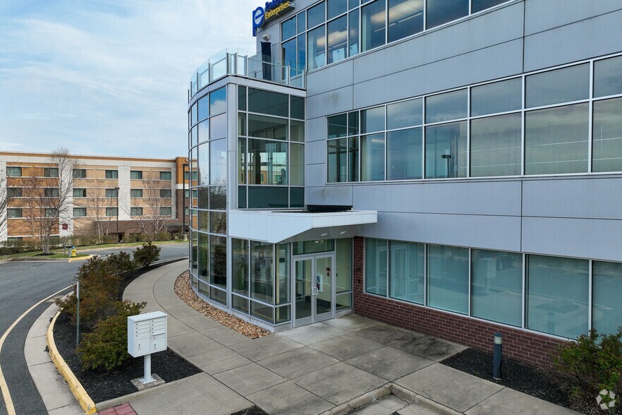 More Photos Of 525 Corporate Dr, Stafford Office For Lease