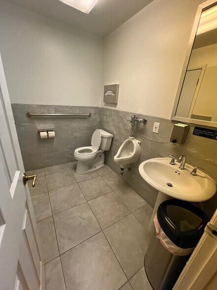 More Photos Of 5008 W Glendale Ave, Glendale Medical For Lease