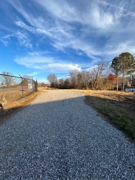 More Photos Of 4744 Singleton Station Rd, Louisville Distribution For Lease