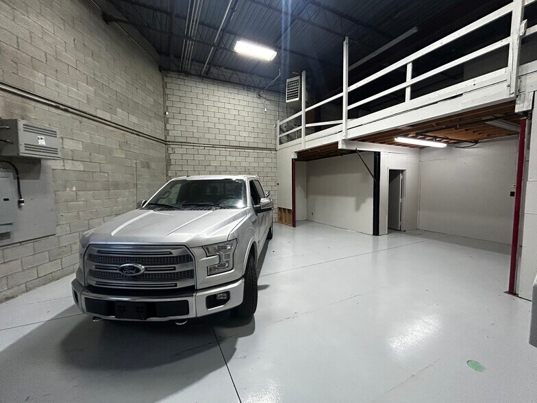 More Photos Of 1105 Crestlawn Dr, Mississauga Industrial For Lease